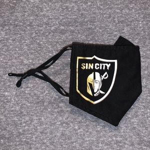 3 layer face mask w/ adjustable elastic.